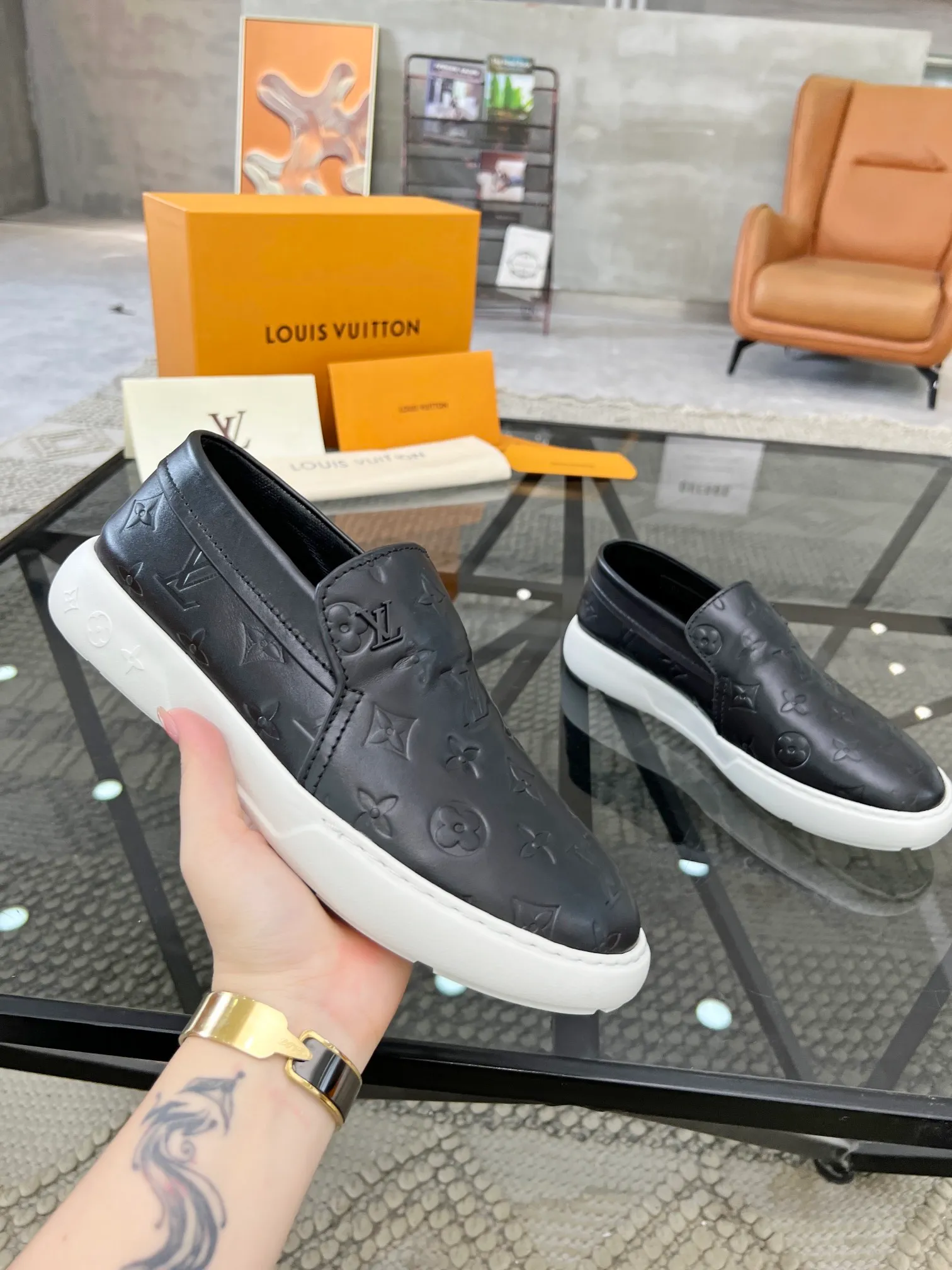 Factory price: 520💰 LV🔍Top purchasing agent🇮🇹 Road The most popular sneakers are available at the same time in the super popular sports shoe counters. The uppers are made of Italian original imported cowhide fabric. The classic and generous layout is a must-have for fashionistas. The complex craftsmanship is perfectly reproduced. The imported soft water-dyed cowhide lining is padded. The soles are: original soles specially provided by the factory. The exclusive foamed molded soles are super comfortable. The original factory follows the order. 🔍🔍High quality. You can go in and out of the counter at will. Welcome to compare. Size 39-45 (38 can be ordered)